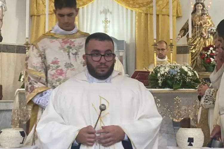 Don Giovanni Falconi durante la cerimonia di insediamento a Porto Torres (foto Pala)