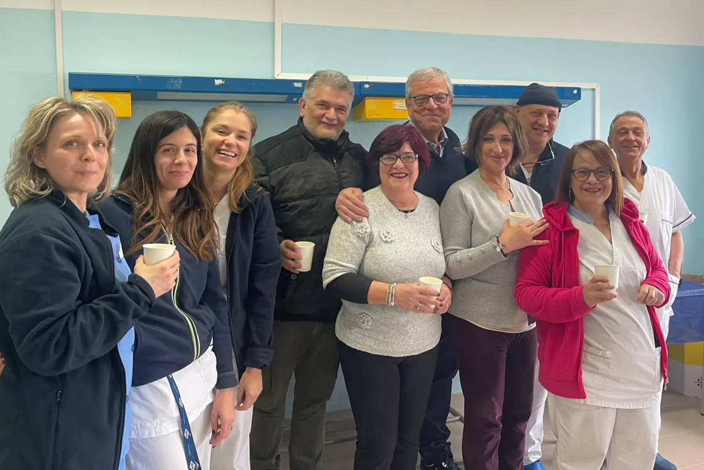 Dottor Patta festeggiato dai colleghi dell'ospedale