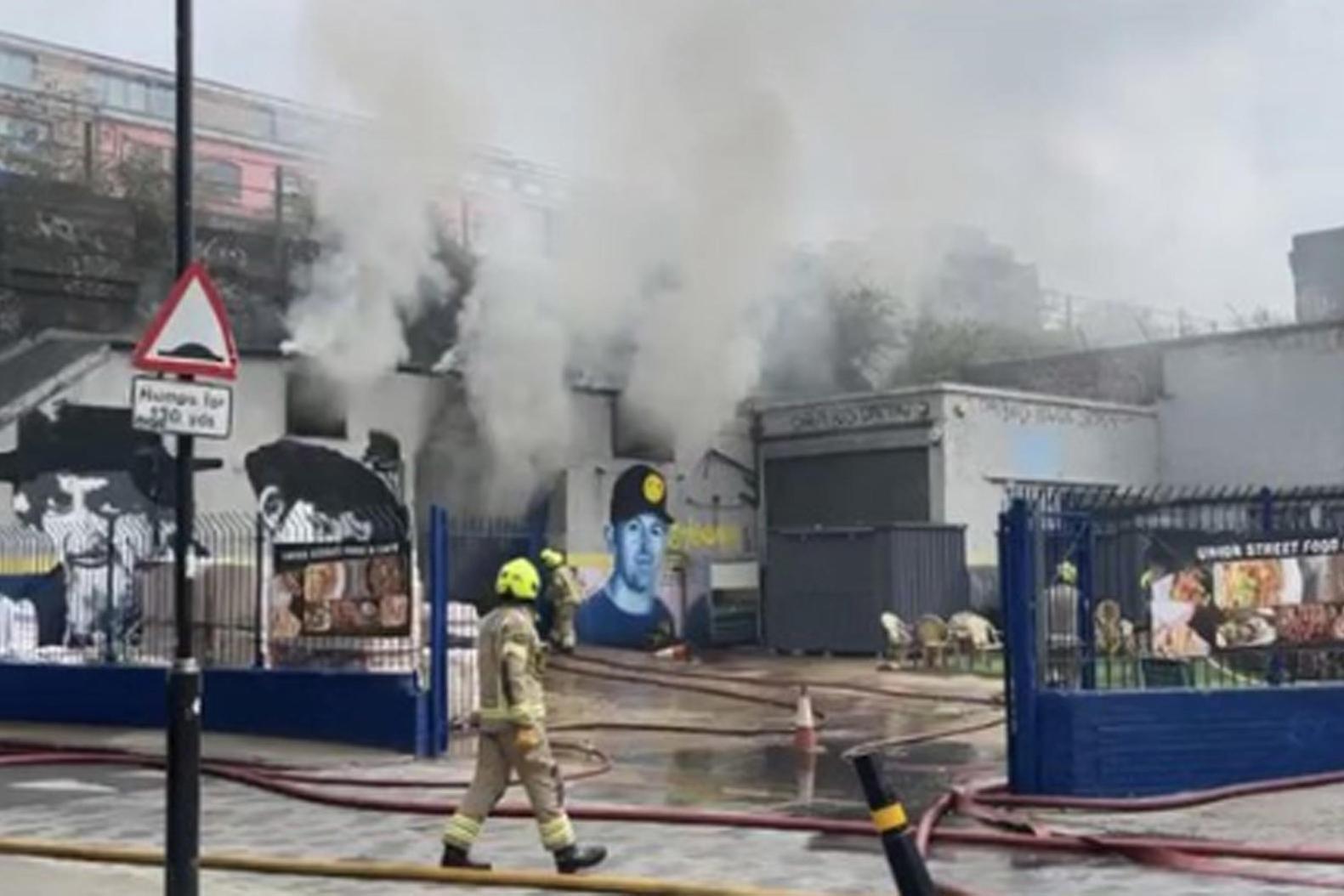 Maxi-incendio a Londra: decine di pompieri in azione, residenti evacuati