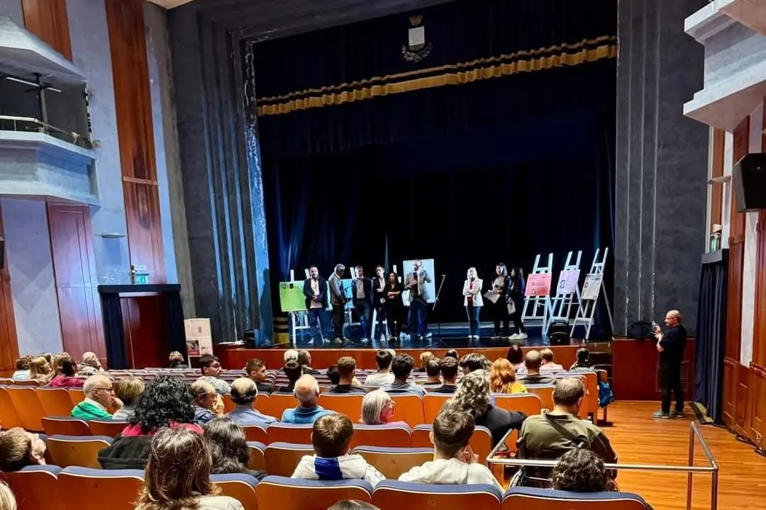 L'incontro a teatro (foto Scano)