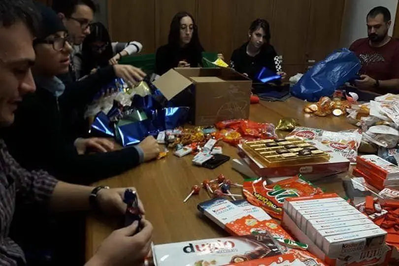 I dolci che saranno distribuiti dalla Befana in moto (Foto V. Pinna)