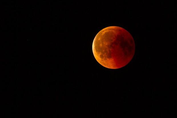 La \"Luna rossa\" (foto Ansa)