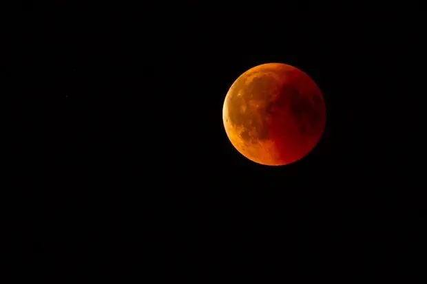La "Luna rossa" (foto Ansa)