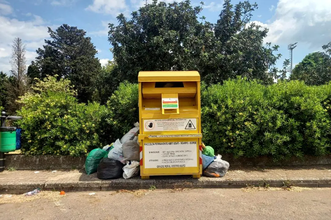 Il cassonetto (foto Orbana)