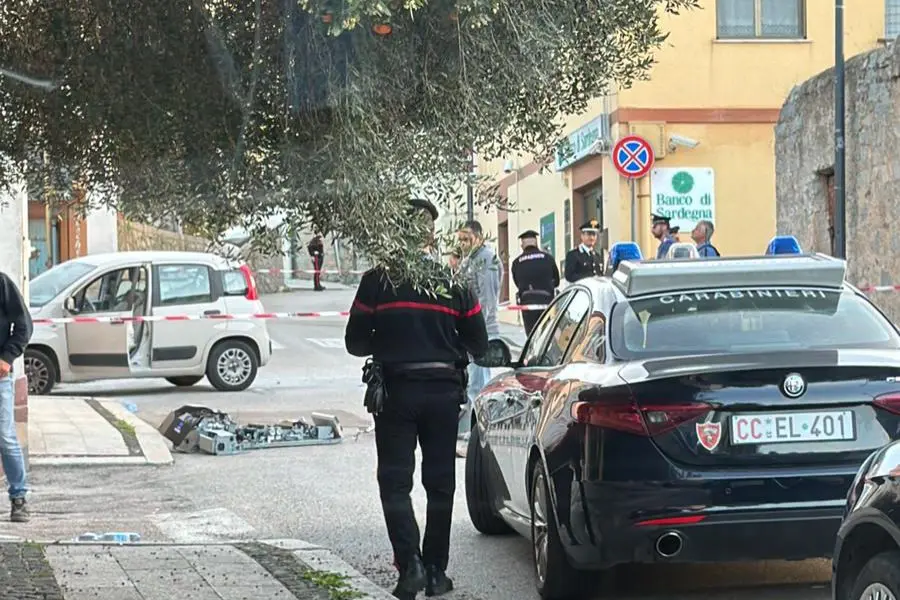 Carabinieri sul posto e la Panda usata per il furto (foto Busia)