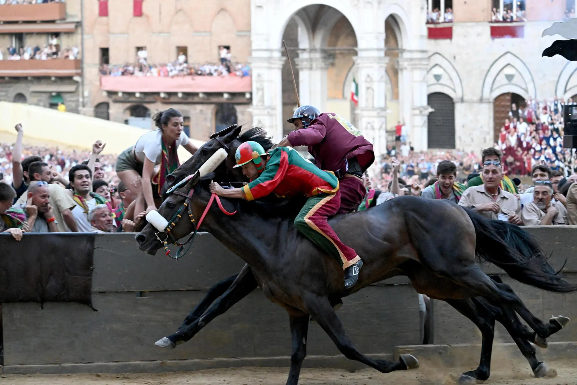 Giovanni Atzeni in sella a Zio Frac, cavallo sardo, vince il palio del 2 luglio 2022 con i colori del Drago (foto Ansa)