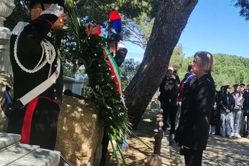 Caprera, la ministra, Marina Calderone, in raccoglimento sulla tomba di Garibaldi (Foto Ronchi)