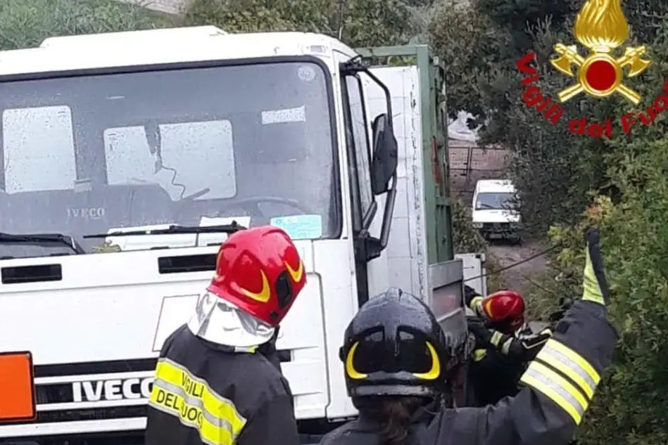 Le fasi del recupero del camion (foto Vigili del fuoco)