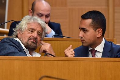 Beppe Grillo (S) con Luigi Di Maio al convegno promosso dal M5S a Montecitorio sul debito pubblico italiano e l'eurozona, Roma, 3 luglio 2017. ANSA/ETTORE FERRARI