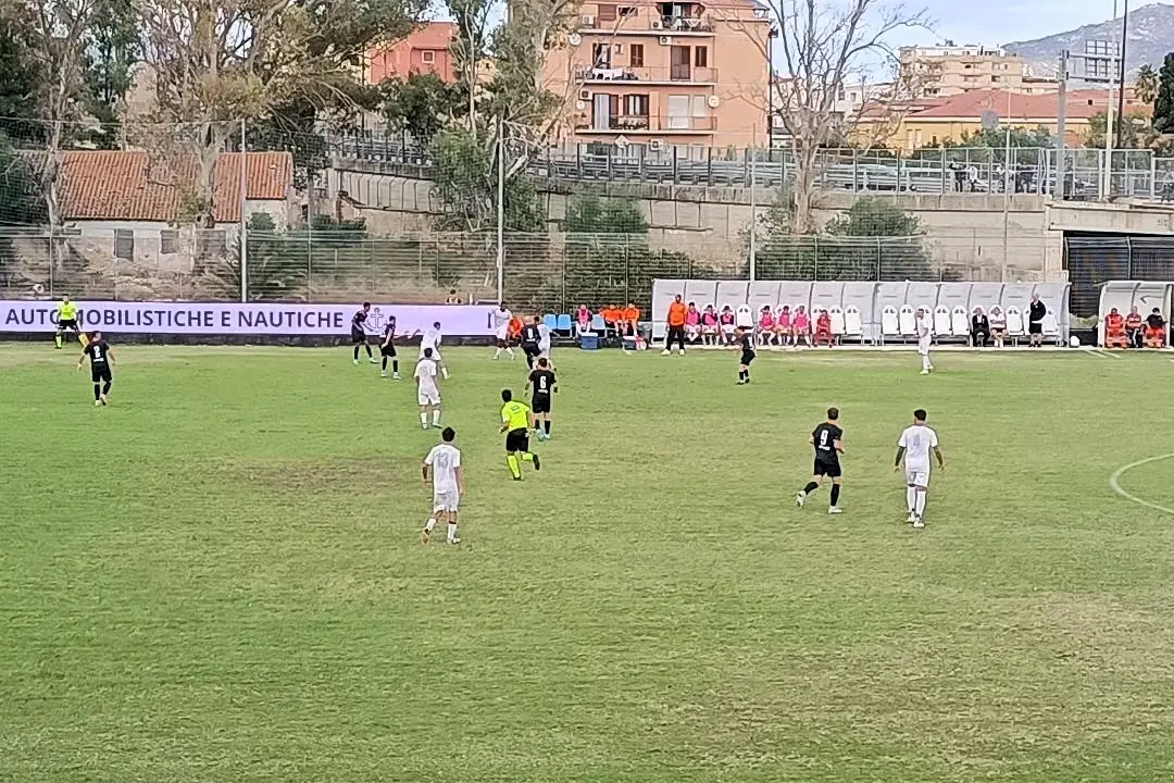 Isoni in panchina in Olbia-Real Monterotondo (foto Giagnoni)