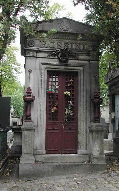 La tomba in suo onore, al cimitero di Pere Lachaise a Parigi