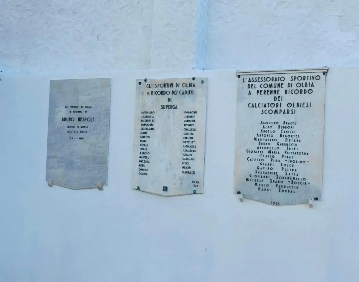 Le tre lastre commemorative dello stadio &quot;Nespoli&quot; (foto Olbia Calcio)