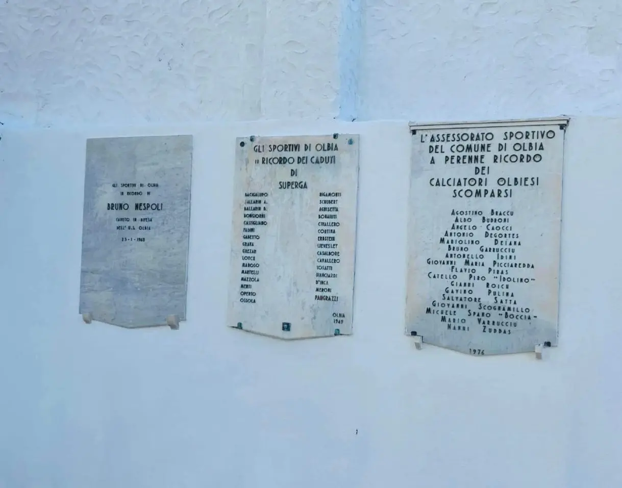 Le tre lastre commemorative dello stadio \"Nespoli\" (foto Olbia Calcio)