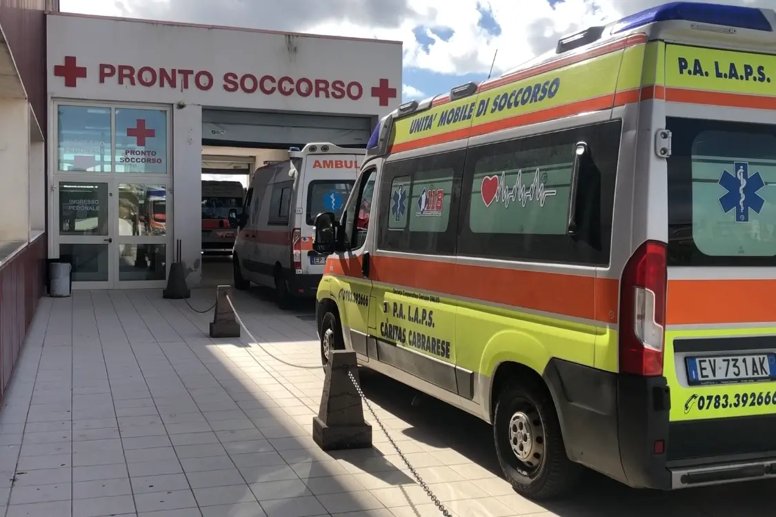 Ambulanze in fila al San Martino di Oristano (archivio L'Unione Sarda)