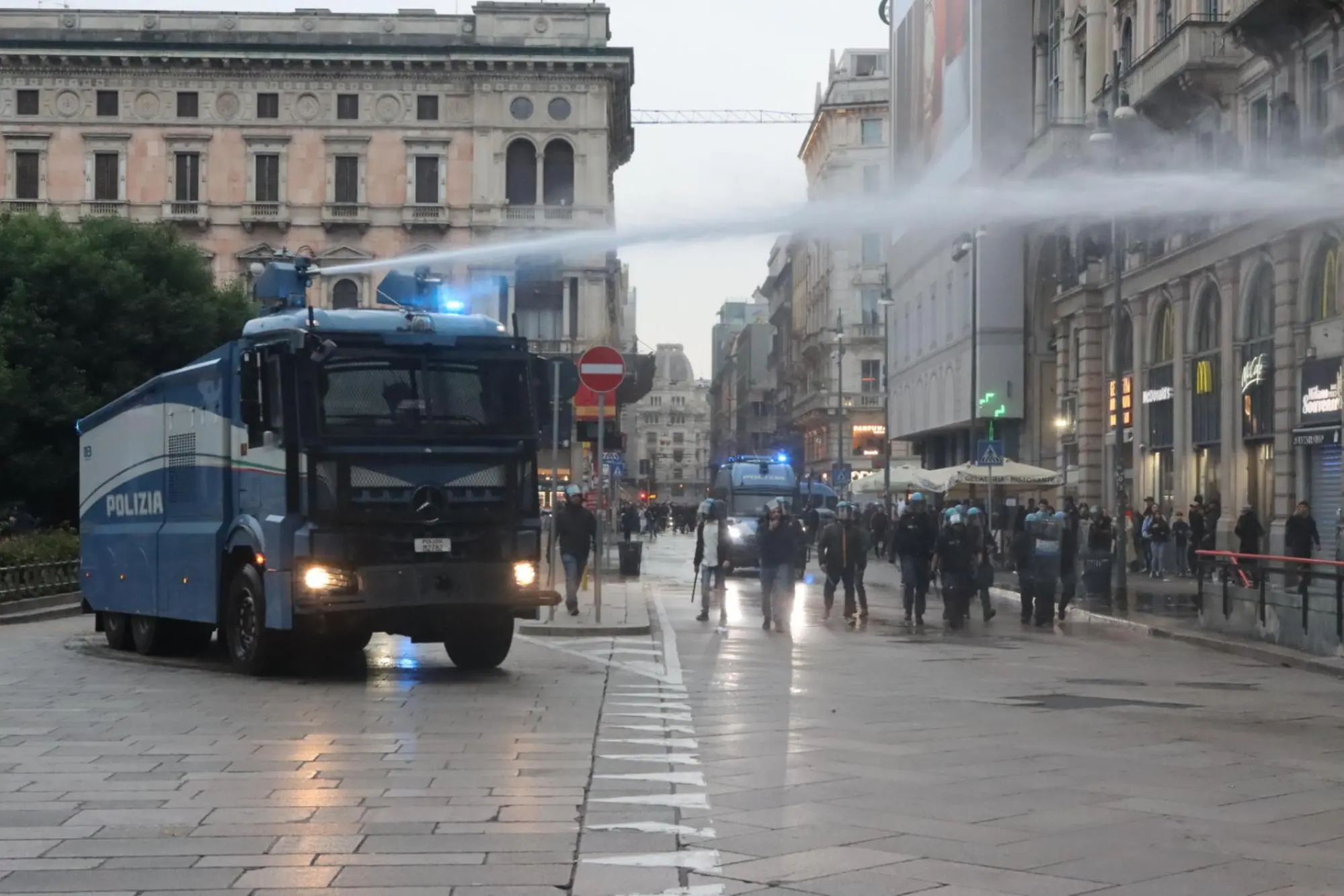 The Levi's and Under Amour stores in Via Orefici, next to Cordusio, also in the Piazza Duomo area, were looted during the tensions in the centre of Milan, where protesters continue to damage shop windows and premises, Milan, 18 October 2026. ANSA/PAOLO SALMOIRAGO