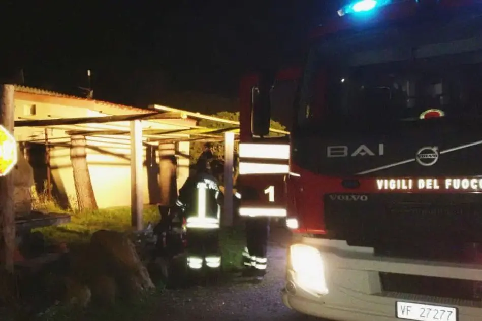 Le operazioni di spegnimento del rogo (foto vigili del fuoco di Cagliari)