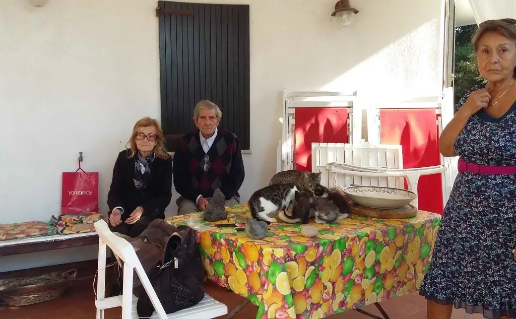 Paolo Rinaldi e Lucia Meloni circondati dai gatti