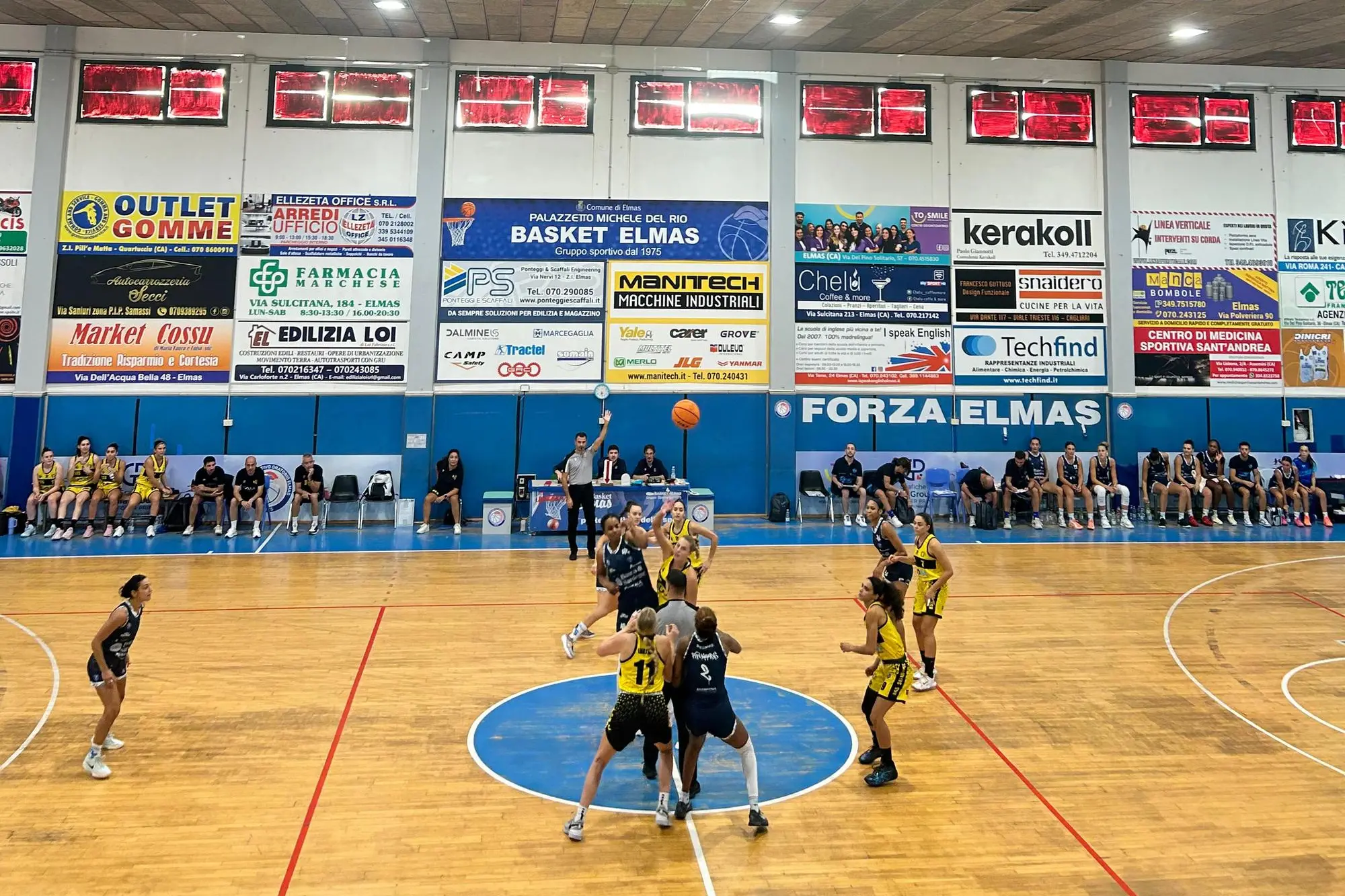 La palla a due di Dinamo-Selargius (foto Mura)