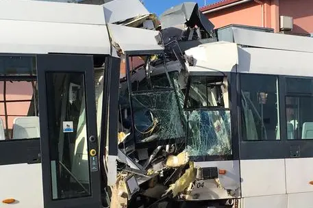 I due treni entrati in collisione a Cagliari (Ansa)