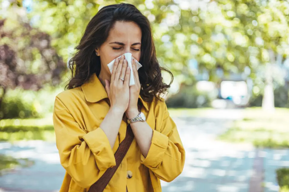 La stagione delle allergie (Foto Ansa)