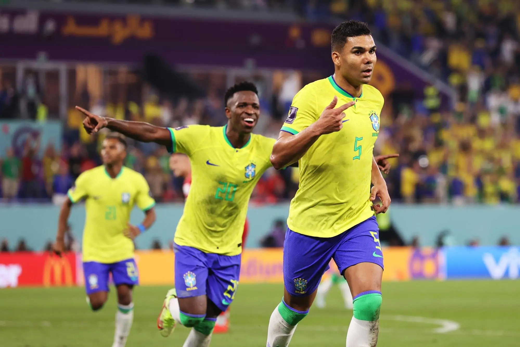 La gioia dei brasiliani dopo il gol partita di Casemiro (Ansa)