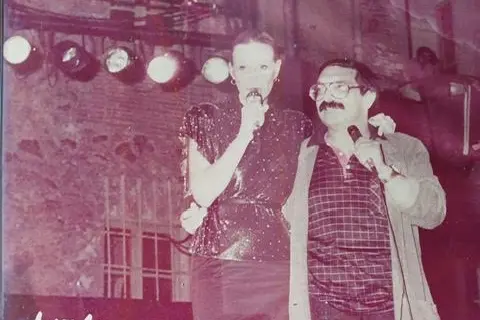 Enrico Fiori con Ornella Vanoni in piazza Cattedrale, ad Oristano (foto concessa dalla famiglia Fiori)