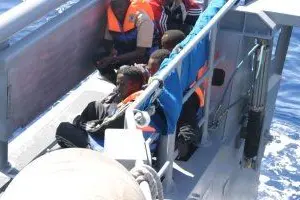 Un gruppo di clandestini salgono a bordo del gommone