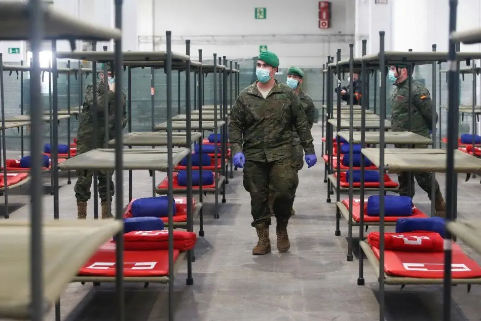 Militari nell'ospedale da campo allestito alla Fiera di Barcellona (Ansa)