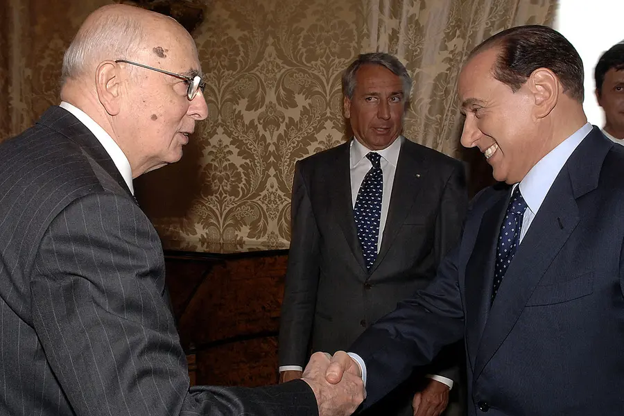 Il Presidente della Repubblica Giorgio Napolitano con Silvio Berlusconi il 16 maggio 2006 all'arrivo nello studio alla Vetrata al Quirinale