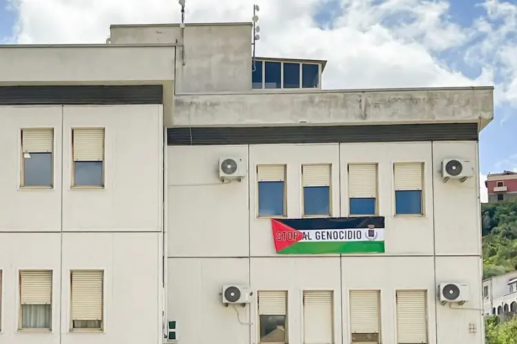 Striscione sul palazzo comunale di Sennori (foto concessa)