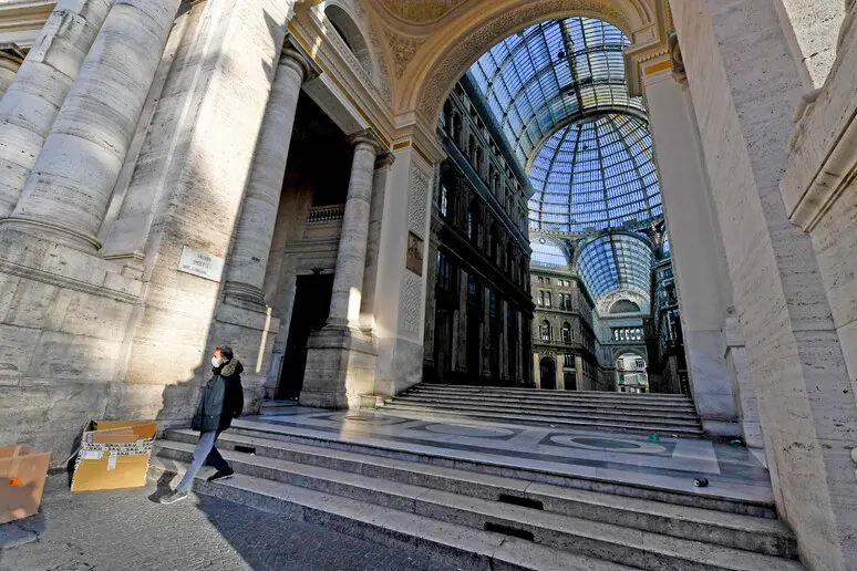 La Galleria Umberto a Napoli (Ansa)