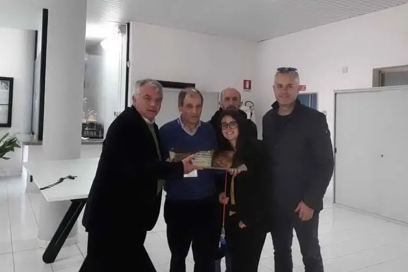 La consegna della cosidetta "Soglia di inciampo" al sindaco Anedda (foto Serreli)