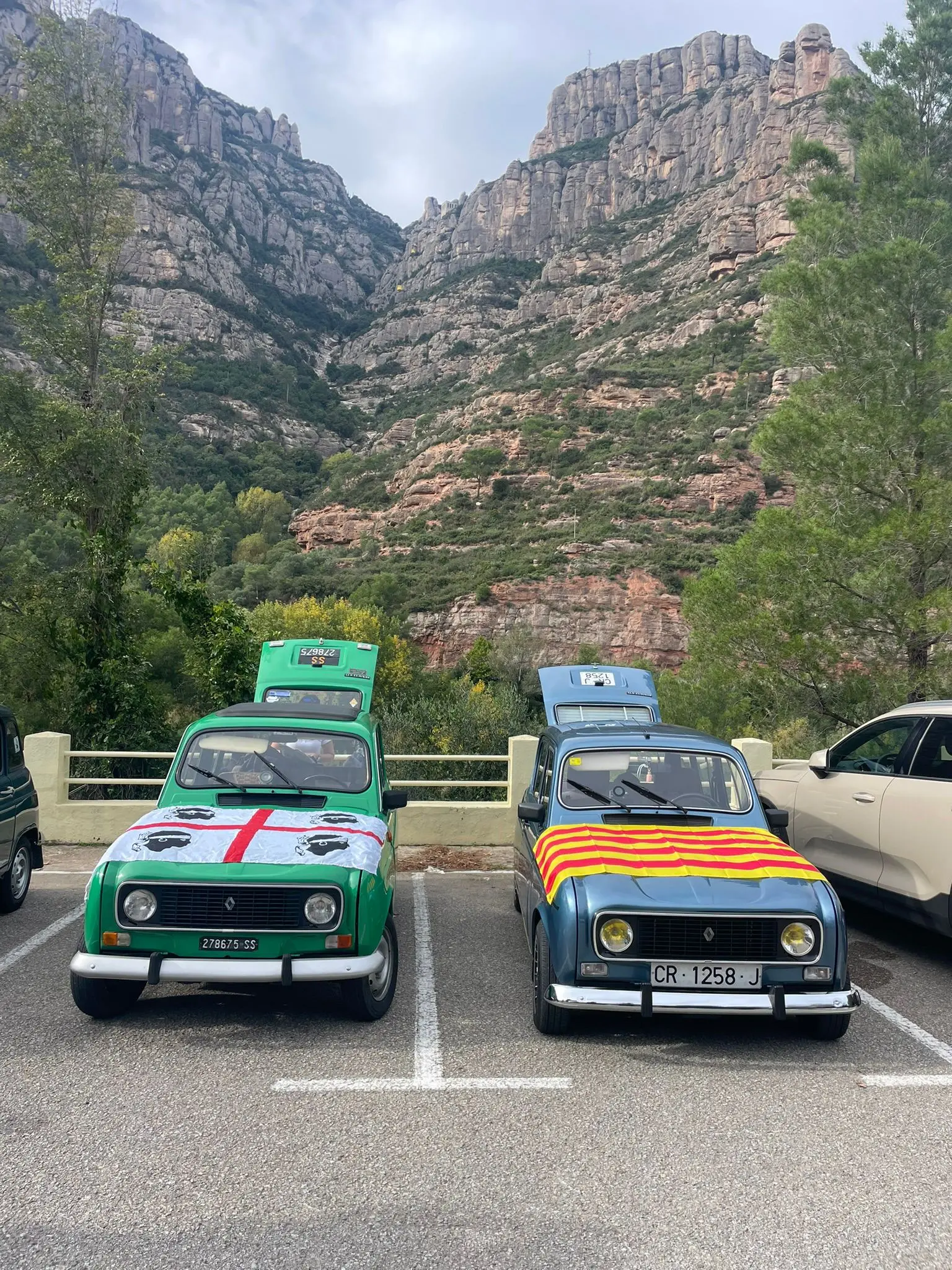 Il gemellaggio tra i club dedicati alle Renault 4 della Sardegna e della Catalogna (foto concessa da Ludovico Fara)