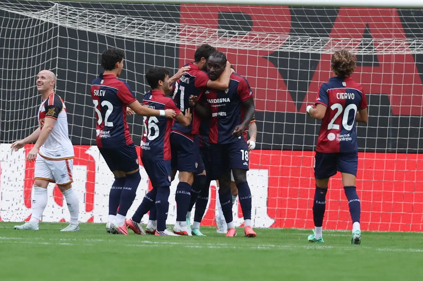 M'Bala Nzola esulta per il gol segnato nell'amichevole Rayo Vallecano-Cagliari (foto Ansa)