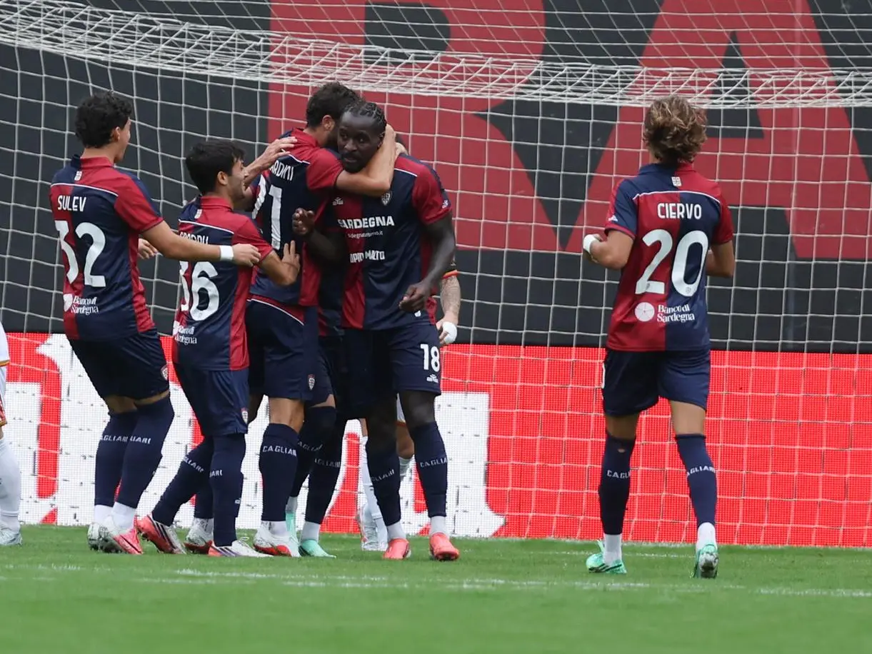 M'Bala Nzola esulta per il gol segnato nell'amichevole Rayo Vallecano-Cagliari (foto Ansa)