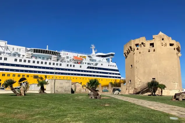 La Corsica Ferries nello scalo turritano\u00A0(foto M.Pala)