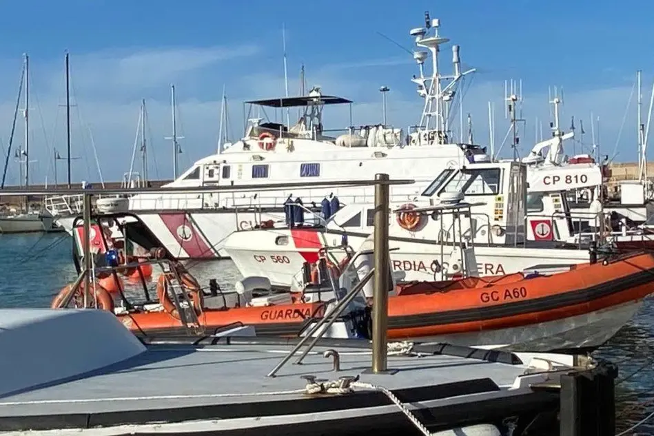 L'imbarcazione che ha recuperato la donna (foto L'Unione Sarda-Calvi)
