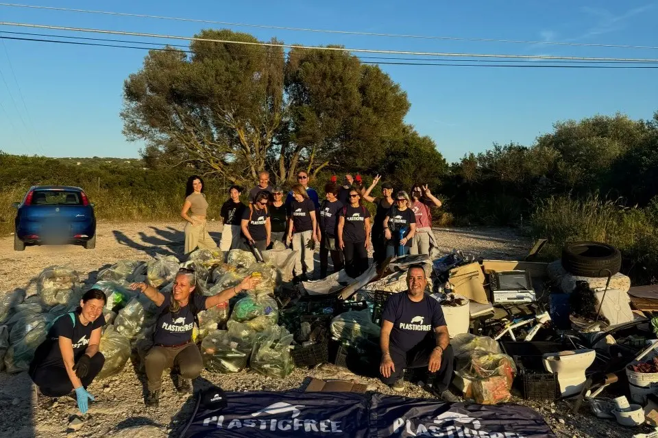 I volontari di Plastic Free nella strada vicinale Cabu d'Ispiga