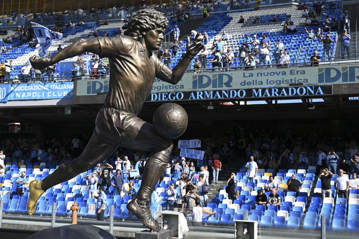 La statua di Maradona allo stadio (Ansa - Fusco)