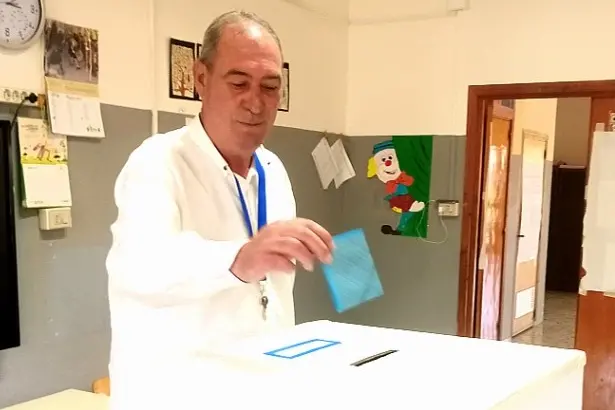 Tore Carta al seggio elettorale (foto Tellini)