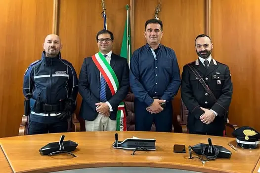 Da sinistra il comandante della polizia locale Massimiliano Orrù, il sindaco Stefano Altea, il capitano dei barracelli Antonello Figus e il comandante dei carabinieri Ivan Melis