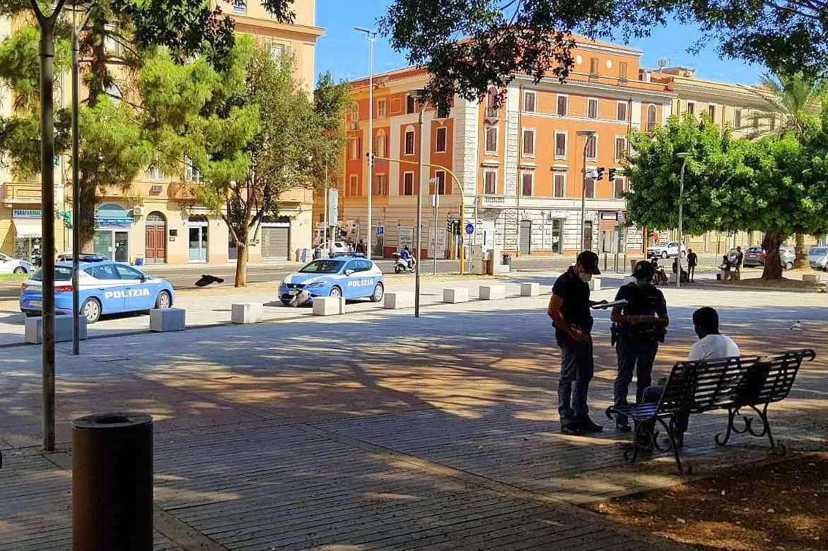 Volanti della polizia in piazza Garibaldi, dove è avvenuta l'aggressione (archivio)
