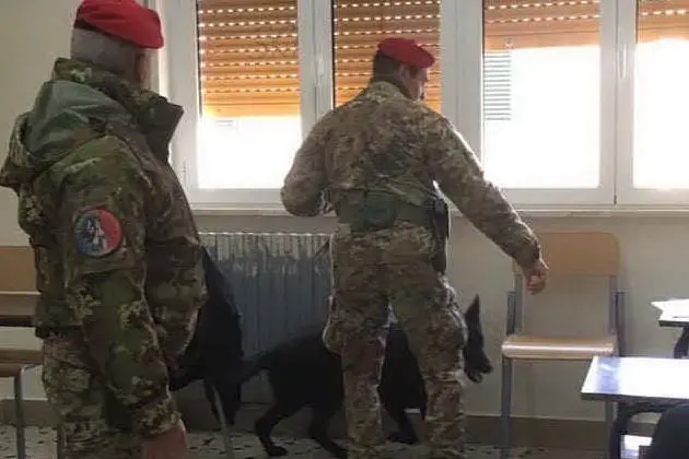 Controlli dei carabinieri in una scuola