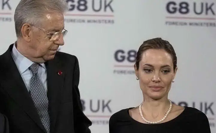 Mario Monti la guarda decisamente affascinato