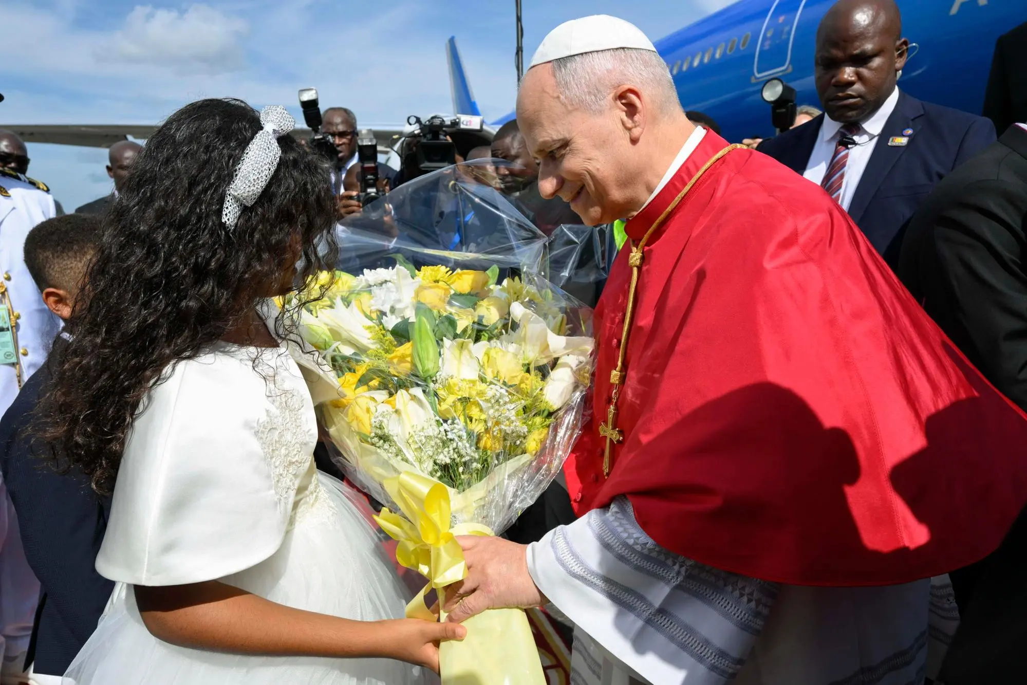 Il papa all'arrivo in Camerun (Ansa-Epa-Vatican News)