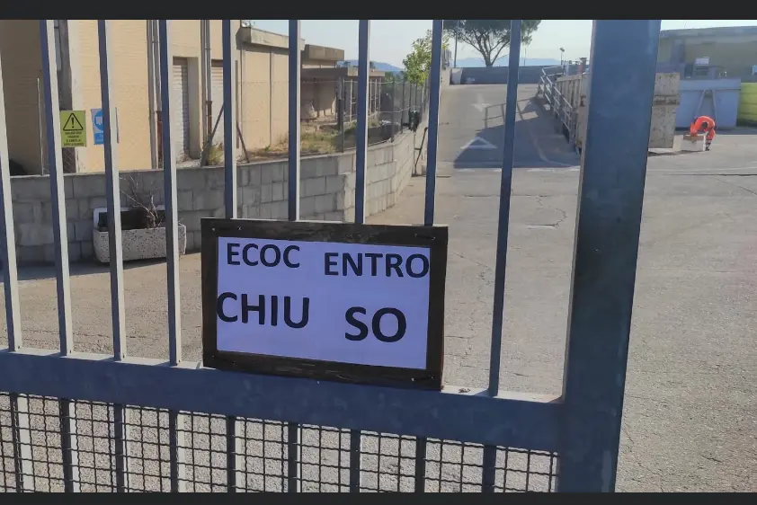 Il cartello posto all’ingresso dell’eco centro di Prato Sardo