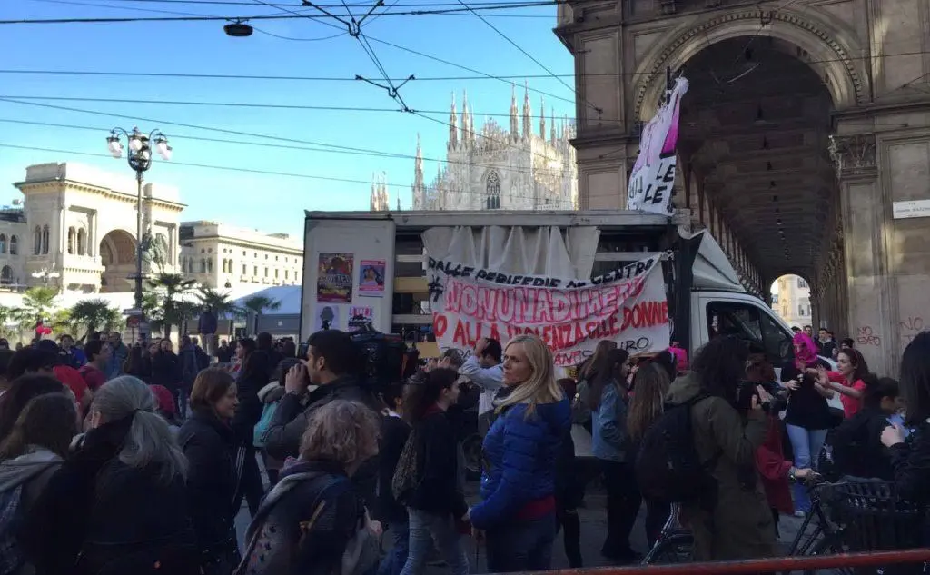 Folla in piazza Duomo