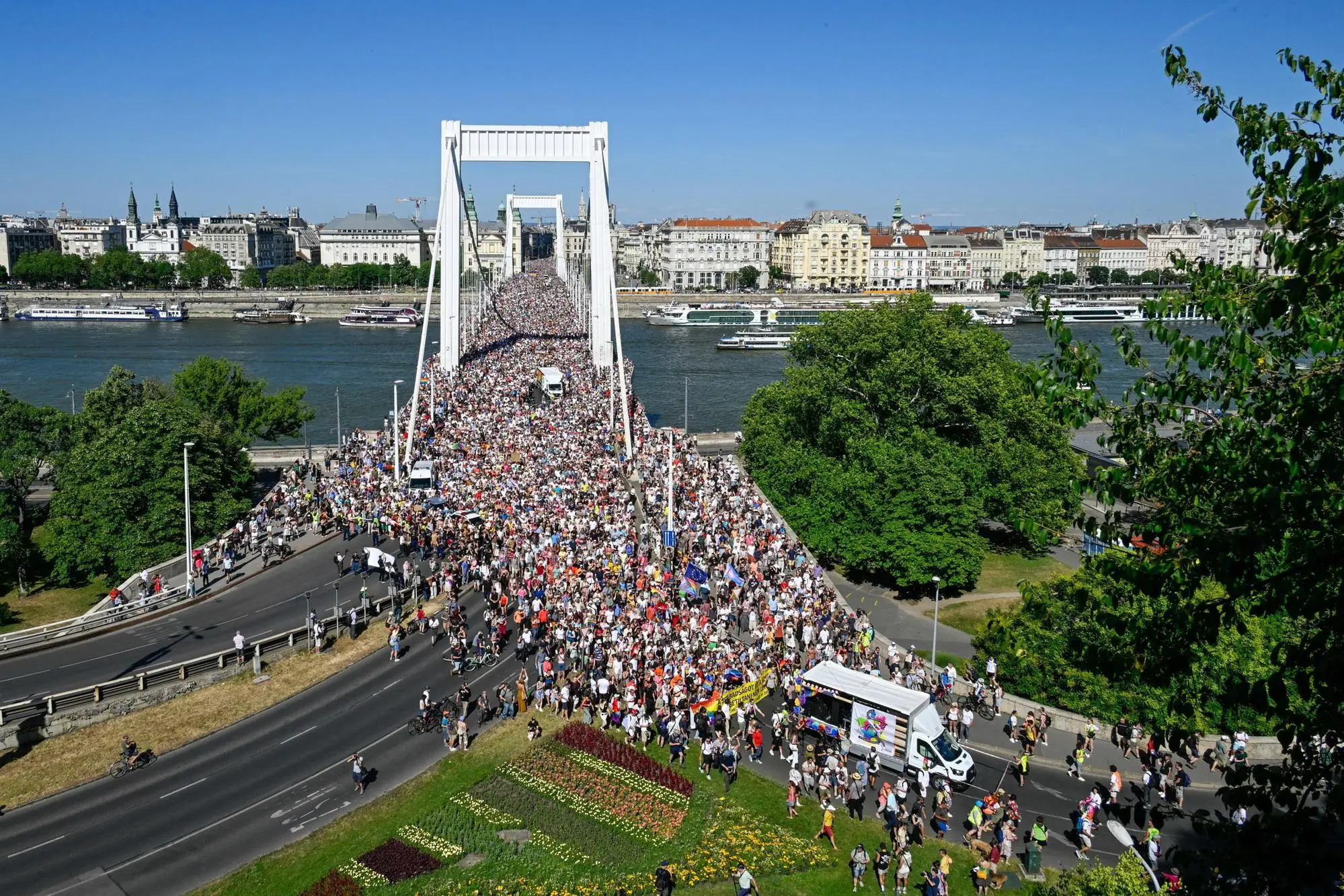 La parata del Pride a Budapest (foto Ansa/Epa)