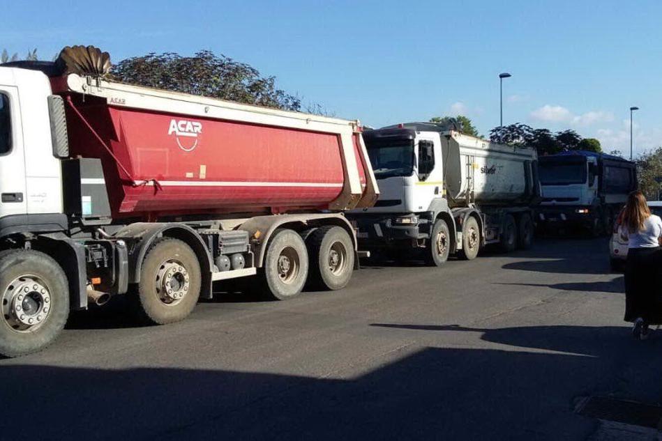 Quartu, camion bloccati all'ingresso della discarica: lavori ritardati dalle auto in sosta vietata