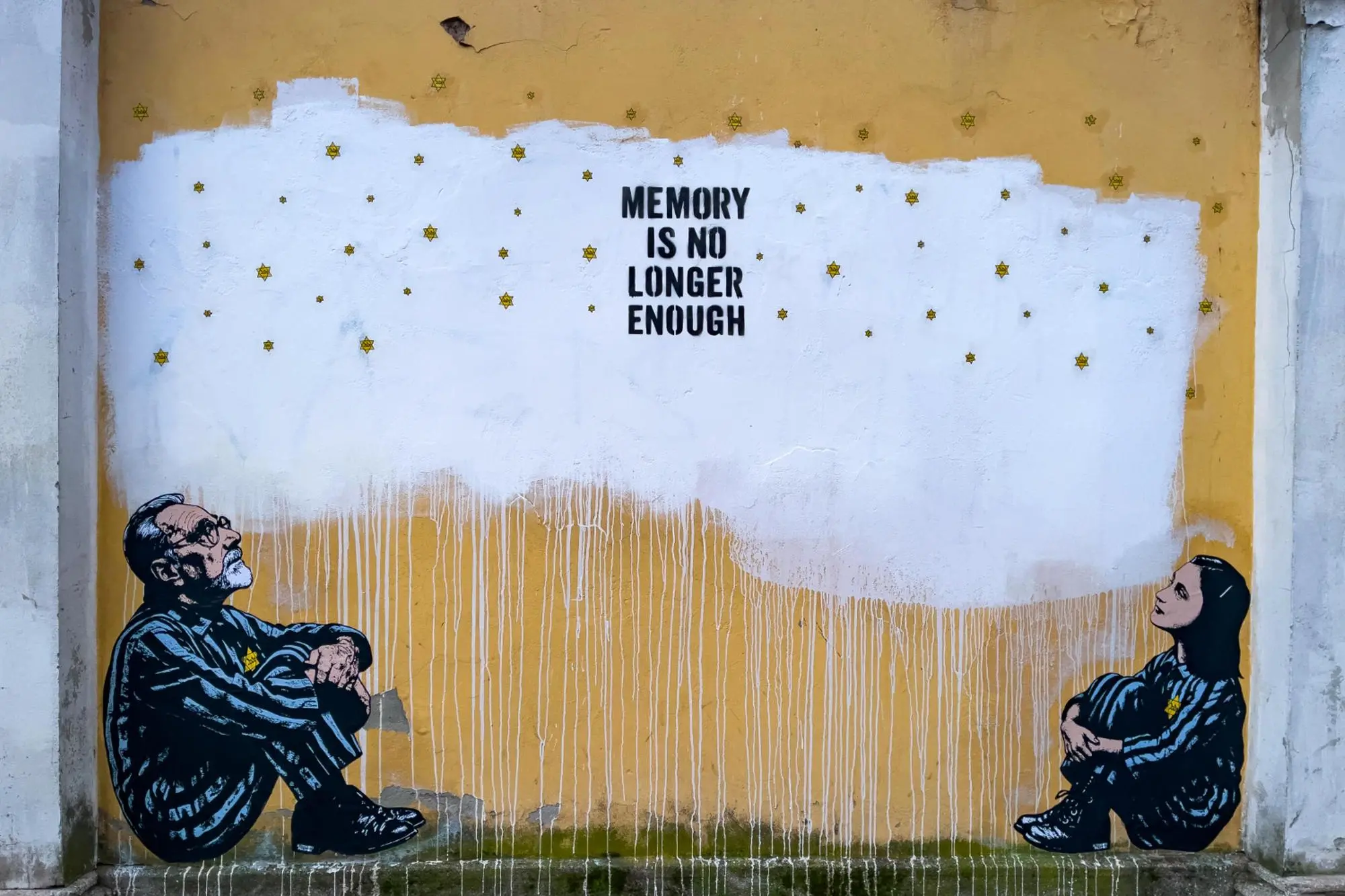 “Memory is no longer enough”. Per il Giorno della Memoria l’artista aleXsandro Palombo torna sulla parete della Caserma Montello, lo stesso luogo dove i suoi murales dedicati ai sopravvissuti della Shoah Liliana Segre, Edith Bruck e Sami Modiano erano stati vandalizzati. Milano 27 gennaio 2026. US aleXsandro Palombo +++ FOTO DIFFUSA DALL'UFFICIO STAMPA - USARE SOLO PER ILLUSTRARE OGGI LA NOTIZIA INDICATA NEL TITOLO - NON ARCHIVIARE - NON VENDERE - NON USARE PER FINI NON GIORNALISTICI – NPK +++